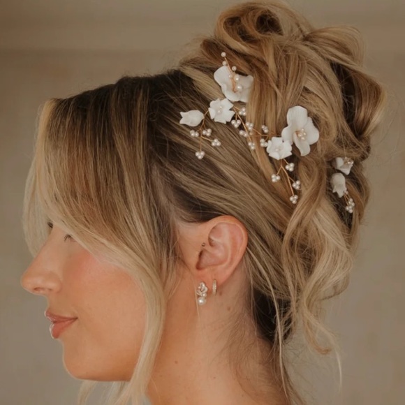 Elegant White Floral Hair Pins